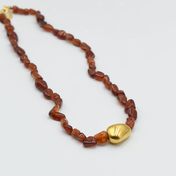 Crunchy Caramel Κολιέ με κορνεόλη και χρυσό στοιχείο