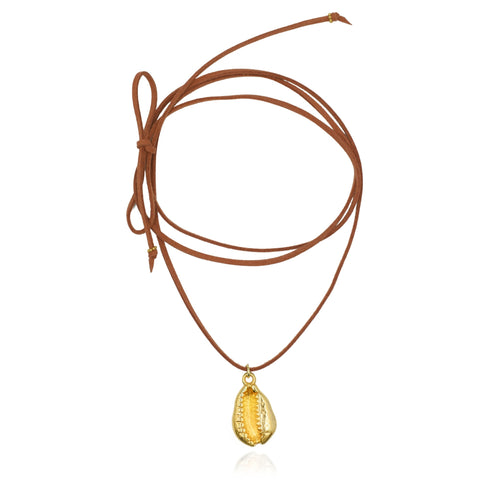 Nomad Κολιέ με κοχύλι cowrie χρυσό και suede κορδόνι καφέ