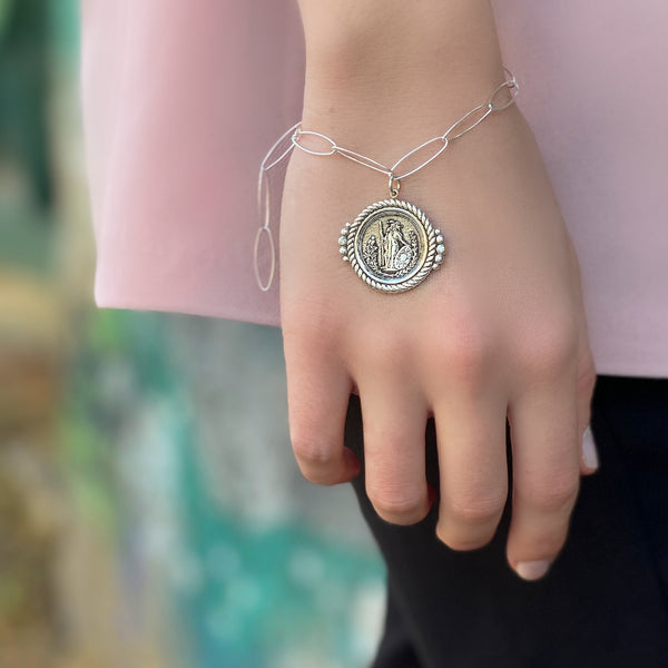 ΒΡΑΧΙΟΛΙ ΜΕ ΣΤΡΟΓΓΥΛΟ CHARM ΜΕ ΤΗΝ ΘΕΑ ΑΘΗΝΑ ΑΠΟ ΑΣΗΜΙ 925 ΜΕ ΛΕΥΚΕΣ ΠΕΤΡΕΣ